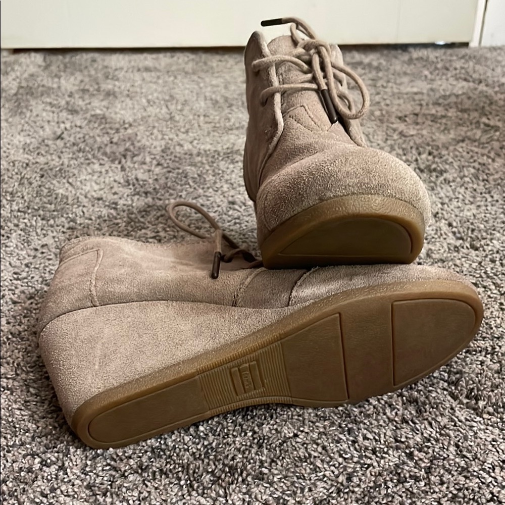 Toms Tan Wedge Shoes with Suede Finish - Picture 6 of 7